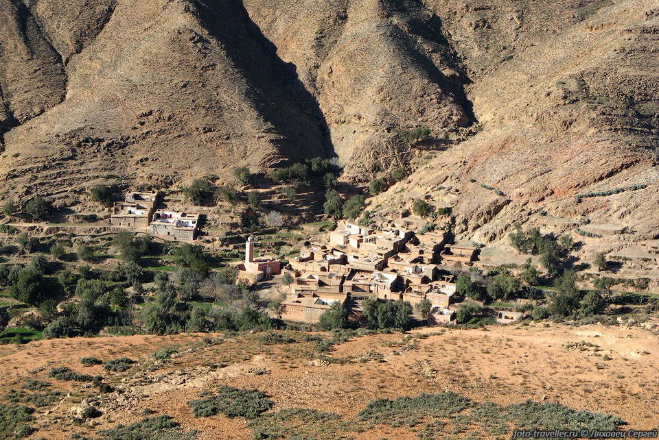 Поселок Альгу расположен недалеко от дороги, 
крутым серпантином поднимающейся на перевал Тизи-н-Тест (Tizi 
n' Test)