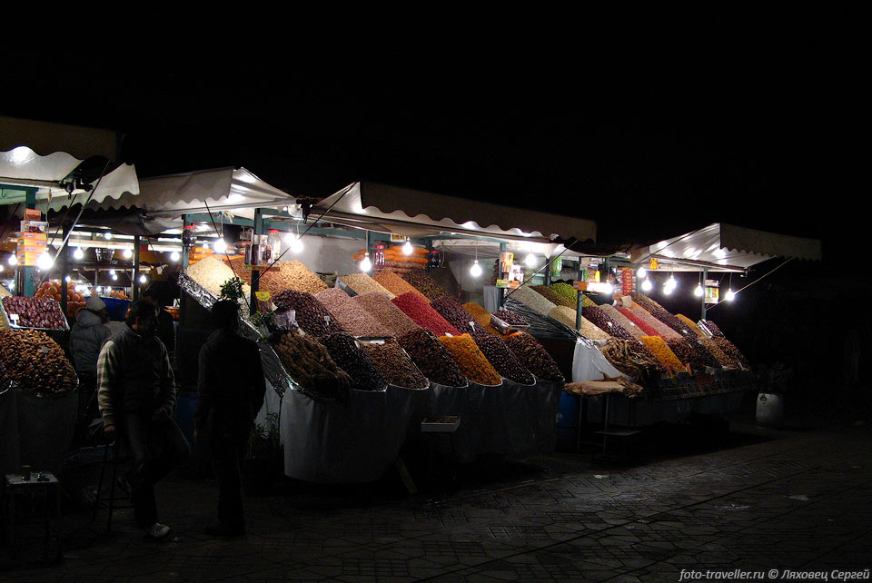 Торговцы на площади Джема-эль-Фна (Jemaa El Fna).