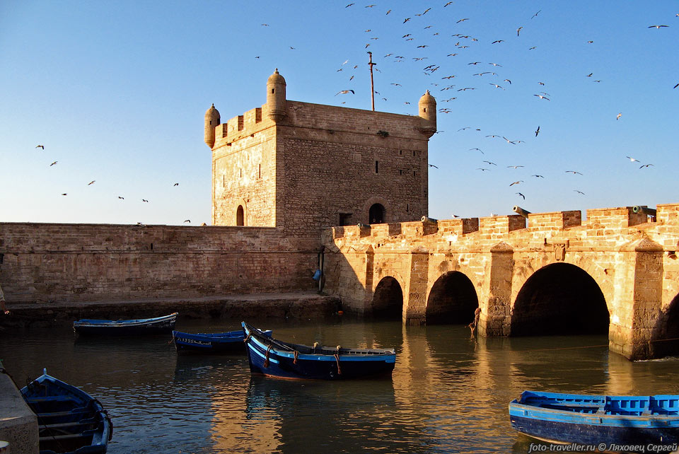 Портовая крепость в древности защищала порт от нападения с моря.

Крепость неплохо оборудована рядом бойниц и сторожевых вышек, снабженных бронзовыми 
пушками.