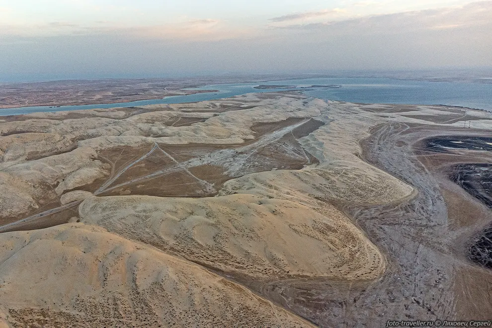 Хор-эль-Адаид (Khor Al Adaid) представляет собой внутреннее море,
окруженное пустыней, дюнами.
Место популярно для отдыха у местных горожан и туристов. Экскурсии сюда довольно 
дорогие.