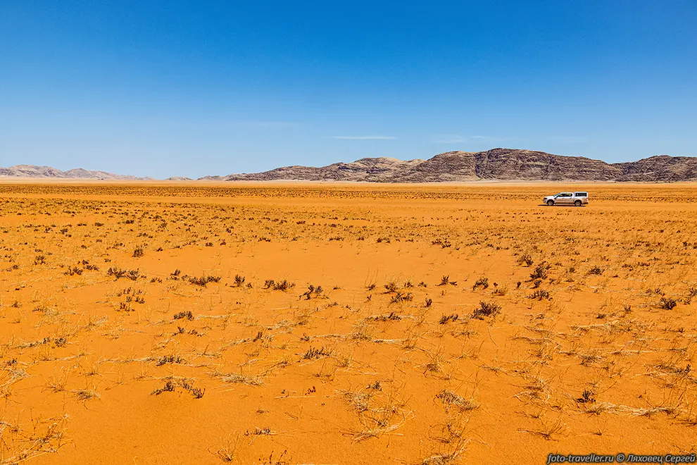 Проезжаем Равнины Гирибес (Giribes Plains) - красные цвета, жара,
сухая трава
