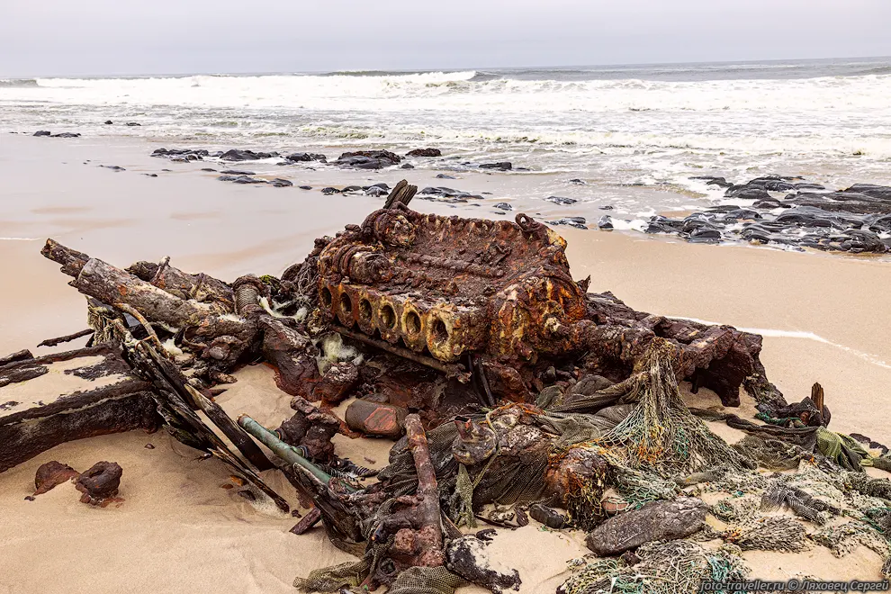 Выброшенное в 1975 году на берег судно Бенгела Игл (Wreck Benguela
Eagle).
Из-за волн и соленой воды от него только двигатель и остался.