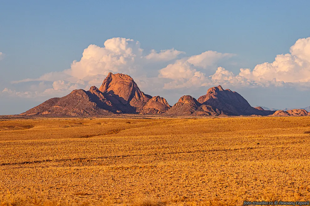 Горный массив Спицкопп (Spitzkoppe) возвышается среди пустыни.
Высшая точка массива имеет высоту 1728 метров и возвышается на 700 метров над окружающей 
равниной. 
