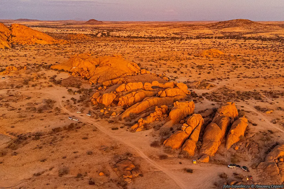 Вокруг Спицкопп(Spitzkoppe) разбросано огромное количество мест
для кемпинга, заплатить за которые можно при въезде.
Чтобы застать лучшее время для фотографирования лучше ночевать на территории.