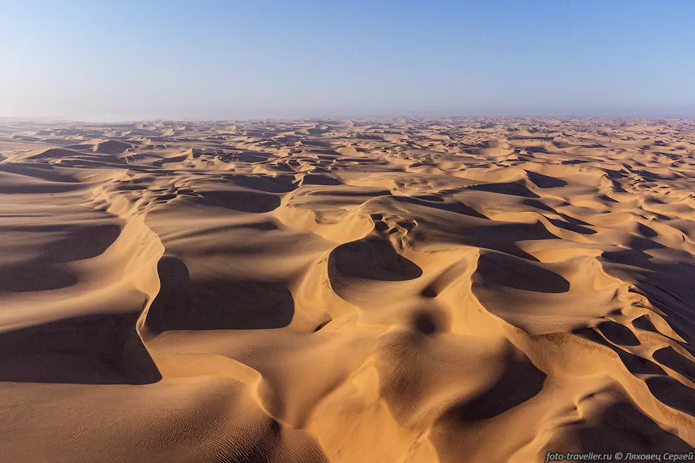 Дюны пустыни Намиб (Namib) возле Сэндвич-Харбор.