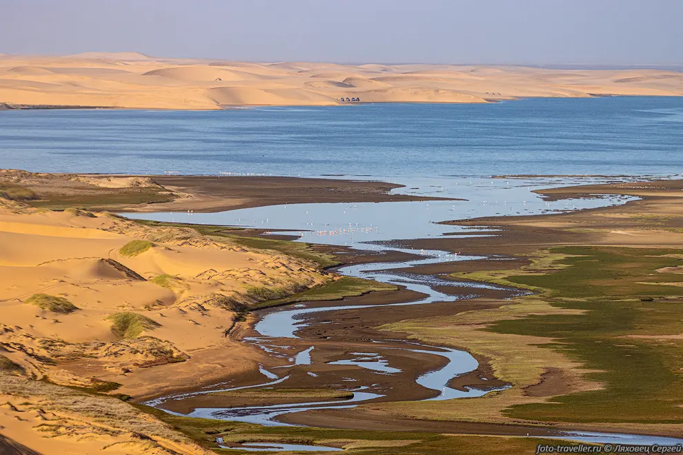 Вода в лагуне солоноватая