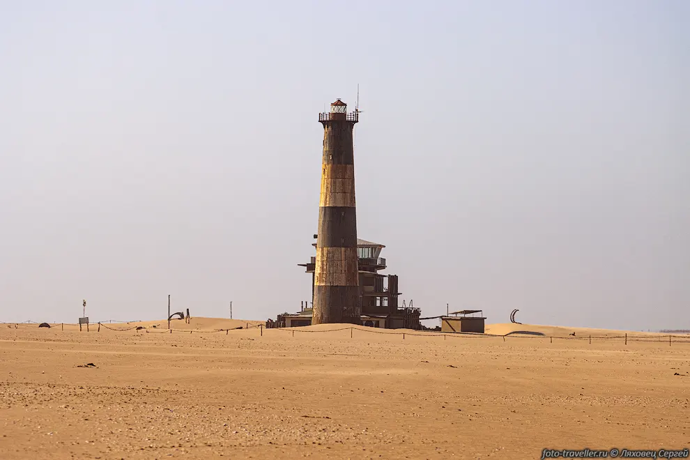 Маяк на мысе Пеликан-поинт (Pelican point Lighthouse).
Дорога сюда - глубокий, пышный песок.