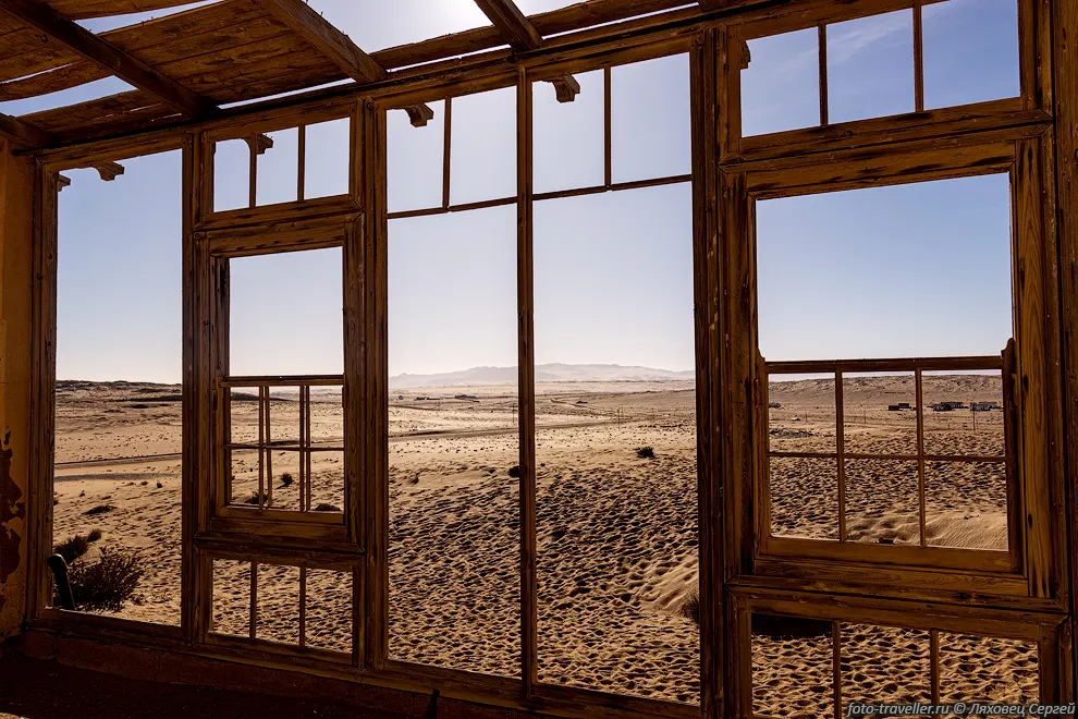 Заброшенный шахтерский поселок Колманскоп (Kolmanskop, Kolmannskuppe)

расположен в пустыне Намиб, в 10 километрах к востоку от порта Людериц.
