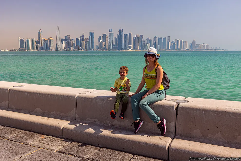 Набережная Аль-Корниш (Al Corniche) на берегу залива Доха-Бэй