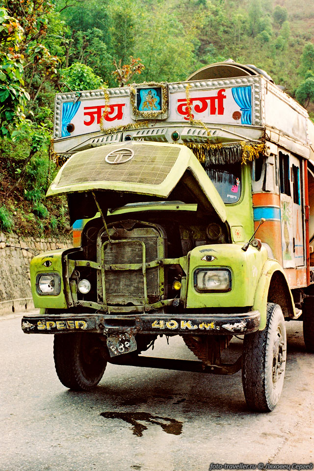 Это не музейный экспонат, это реальный грузовик который возит 
грузы. 
В Непале почти все такие.