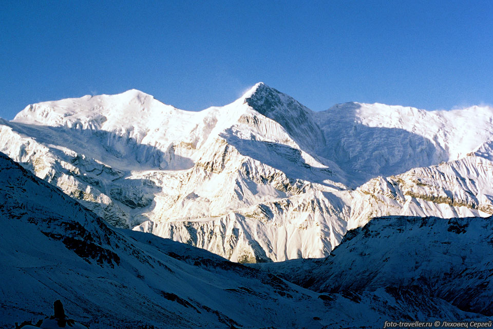 Стена Аннапурны. 
Справа вершина Аннапурна III (7555 м), по центру Гангапурна (7454 м).