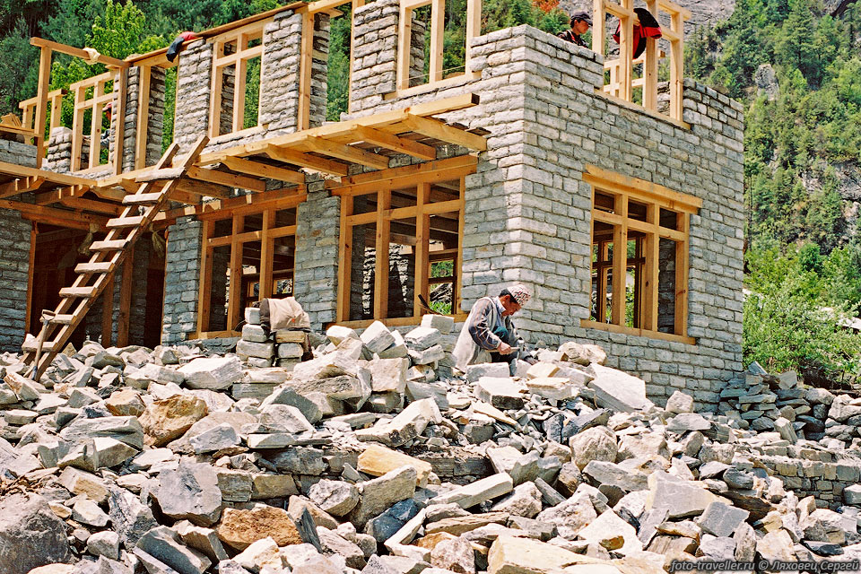 Строительство нового дома. 
Камни носят в корзинах, обычно издали.