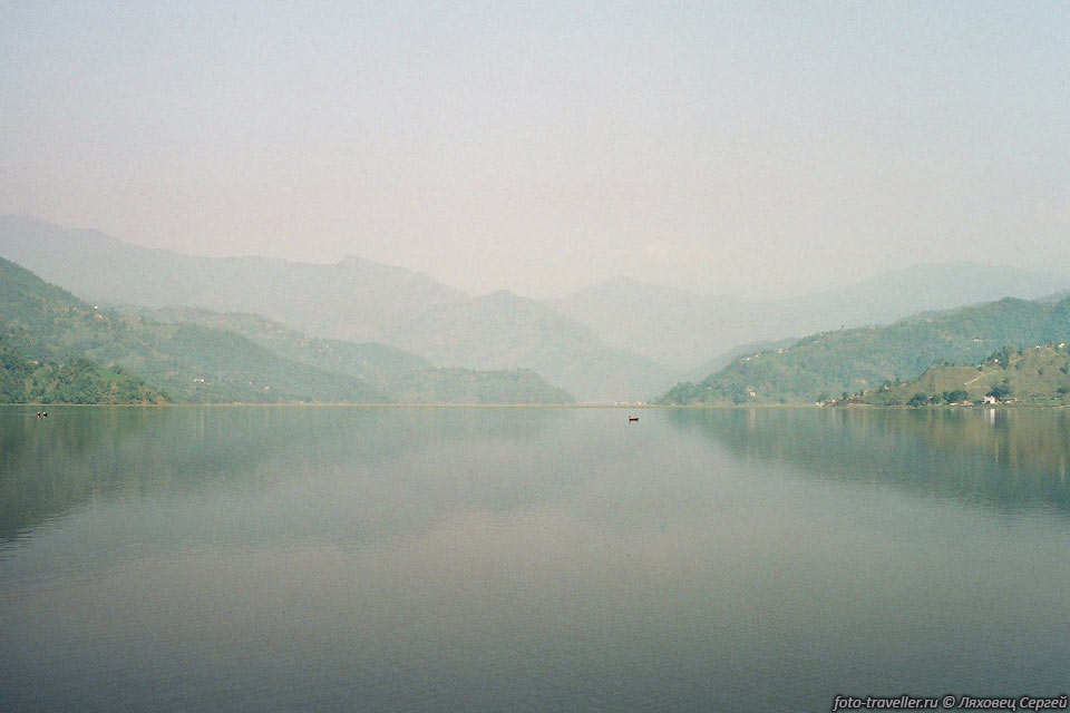 Озеро Фева возле города Покхара второе по величине озеро в Королевстве 
Непал