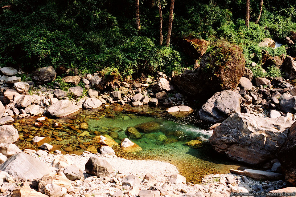 Зеленая вода в речке недалеко от поселка Найа Пул - одном из начал 
маршрута к Базовому Лагерю Аннапурны (АВС)