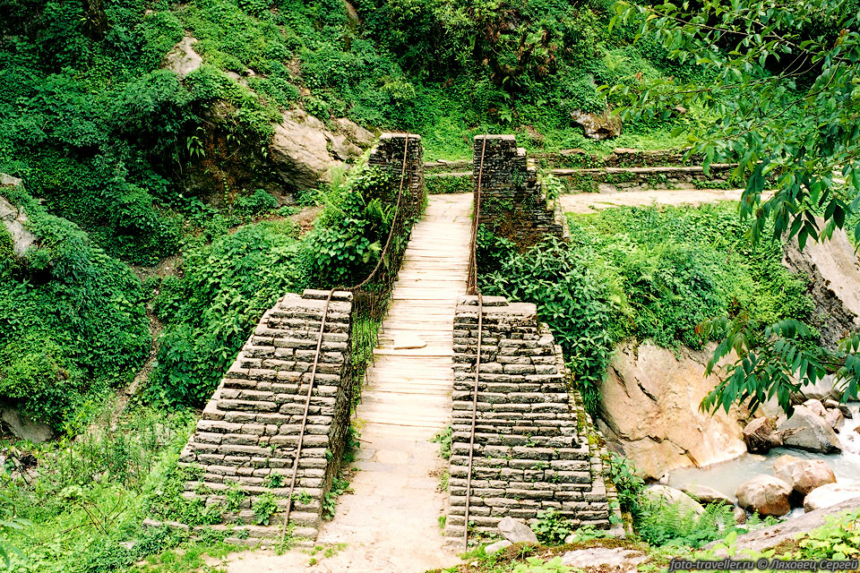Мосты в Непале бывают самые разнообразные. Это старый мост, доски 
лежат на тросах, которые придавлены с разных сторон пирамидами из камней. 
Бывают еще длинные подвесные мосты с железным дном, бетонные для машин и просто 
перекинутые бревна с набитыми деревяшками на маленьких речушках.