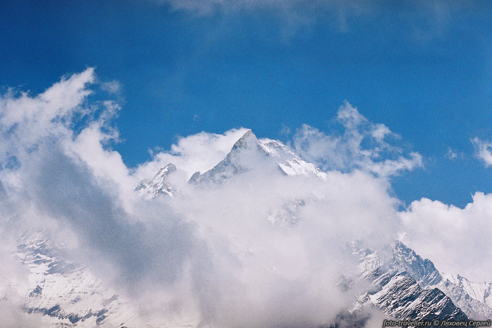 Вершина Мачхапучхе (6993 м). 
Такая острая, что кажется можно уколоться!