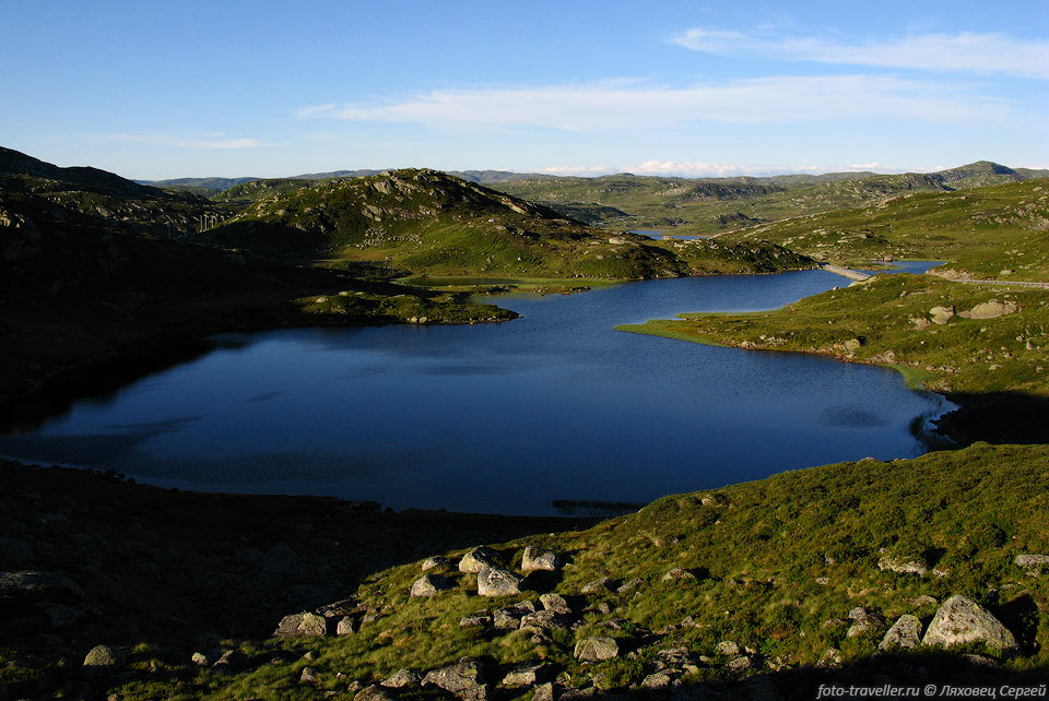 Озера на плато расположенном над восточной частью фьорда Лусе-фьорд.
Во многих местах горы сглажены и образуют плато прорезанное небольшими долинами 
и фьордами.