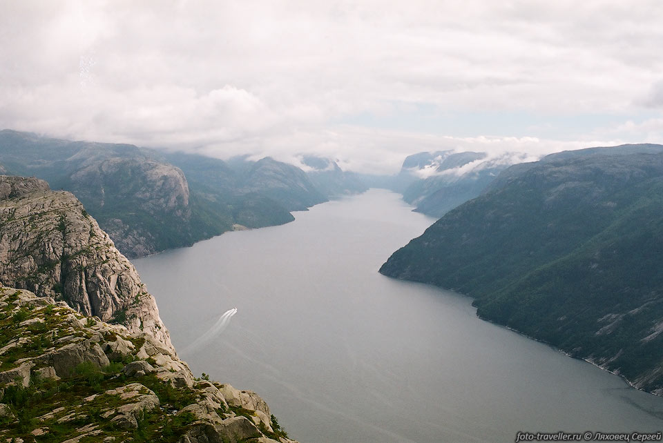 Со скалы открывается красивый вид на Люсе-фьорд