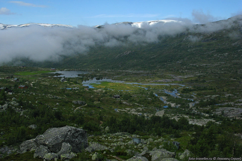 Сверху плато есть множество домиков, в которых норвежцы любят 
отдыхать.
Такие домики, расположенные в глуши, разбросаны по всей стране.