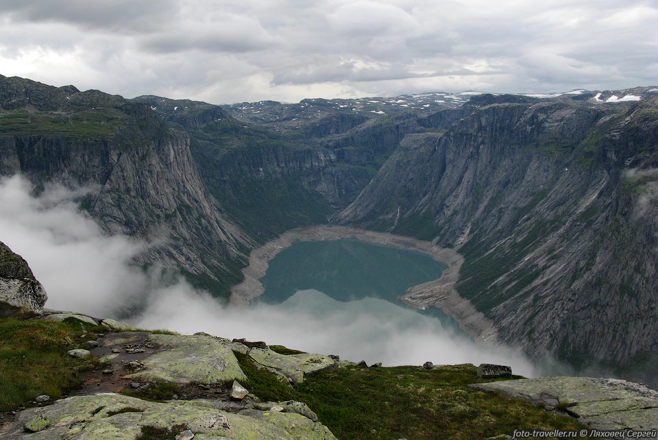 Вид с кромки плато на озеро Рингедалсватн (Ringedalsvatnet).
На озере построена плотина и сейчас виден низкий уровень воды.