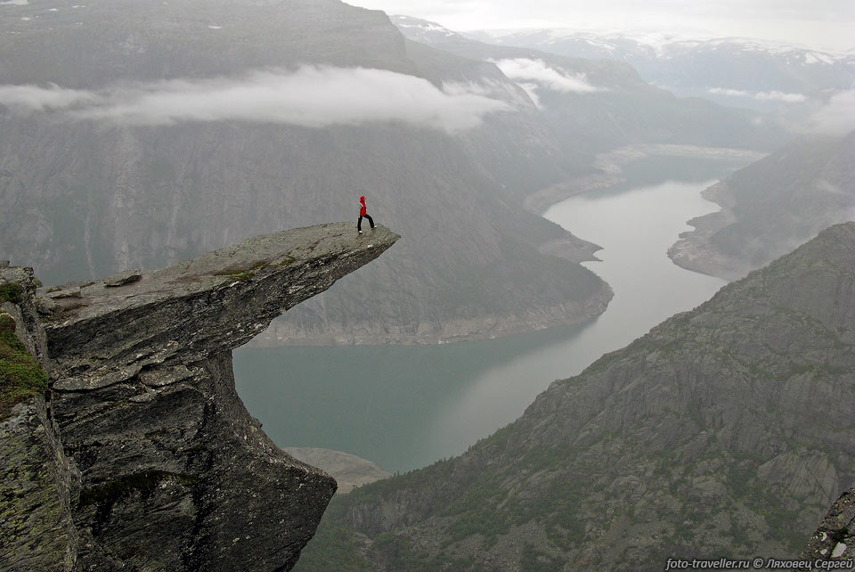 Троллтунга (Язык Тролля, Trolltunga) - острый, тонкий, впечатляющий 
выступ на горе Скьеггедаль (Skjeggedal).
На кончик его можно пройти без всяких сложностей.
Это наверно одно из самых красивых мест, которые мы увидели в Норвегии.