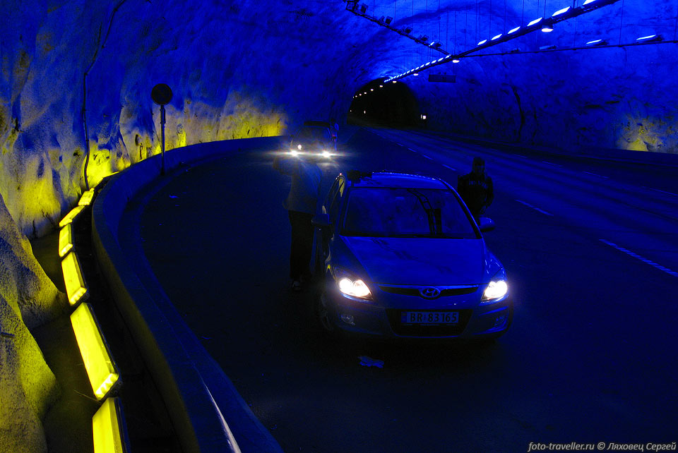 Лердальский тоннель (Lærdalstunnelen) - самый длинный автомобильный 
туннель в мире длинной 24,5 км.