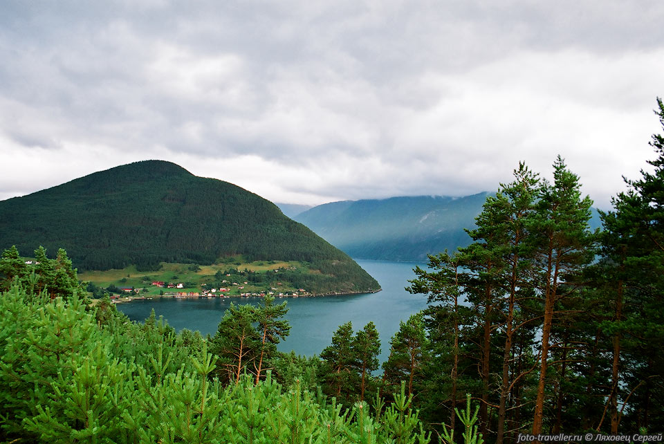 Вода в Норвегии везде.
Куда ни глянешь - везде озера, фьорды, реки, ручьи, водопады.
