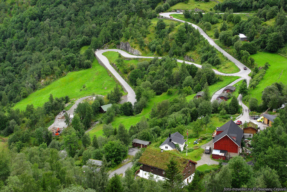 Общая протяжённость автомобильных дорог в Норвегии составляет 
почти 100 тыс. км.
Из них 74% имеют твёрдое покрытие, но далеко не все открыты зимой.