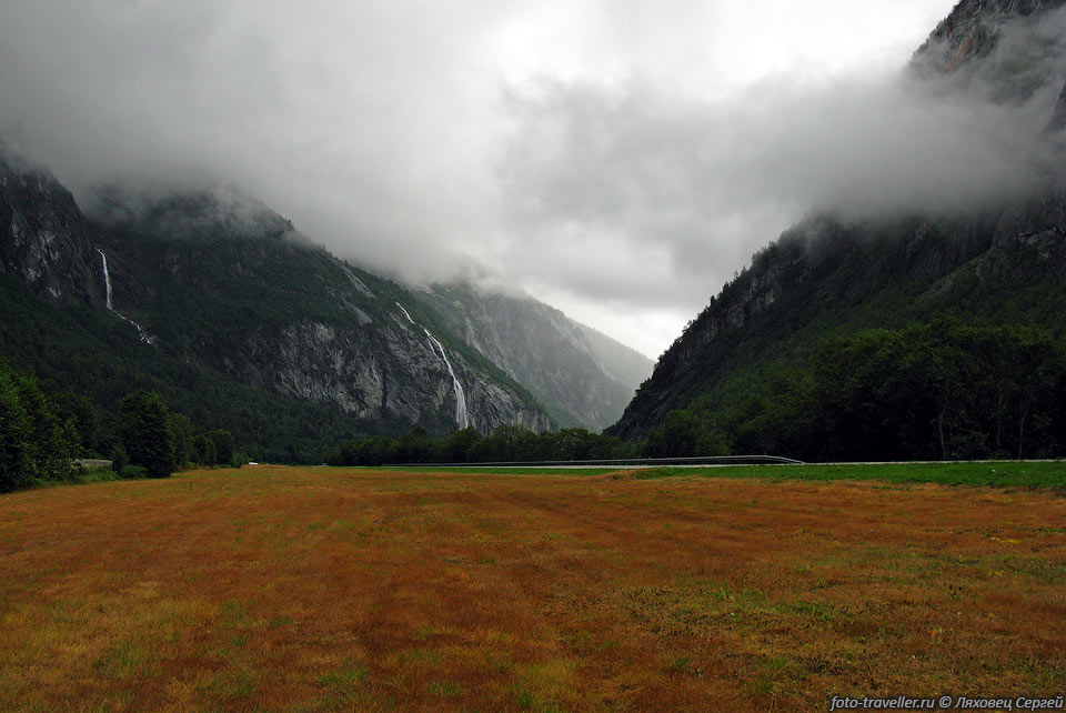 Красные поля в долине на юг от города Исфьорден (Isfjorden)