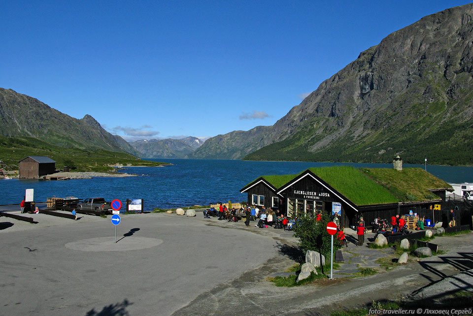 "Поселок" Гьендесхайм (Gjendesheim) - пару домиков на берегу озера.
Отправная точка корабля, плывущего к старту маршрута по хребту Бессеген, одного 
из самых популярных в Норвегии.