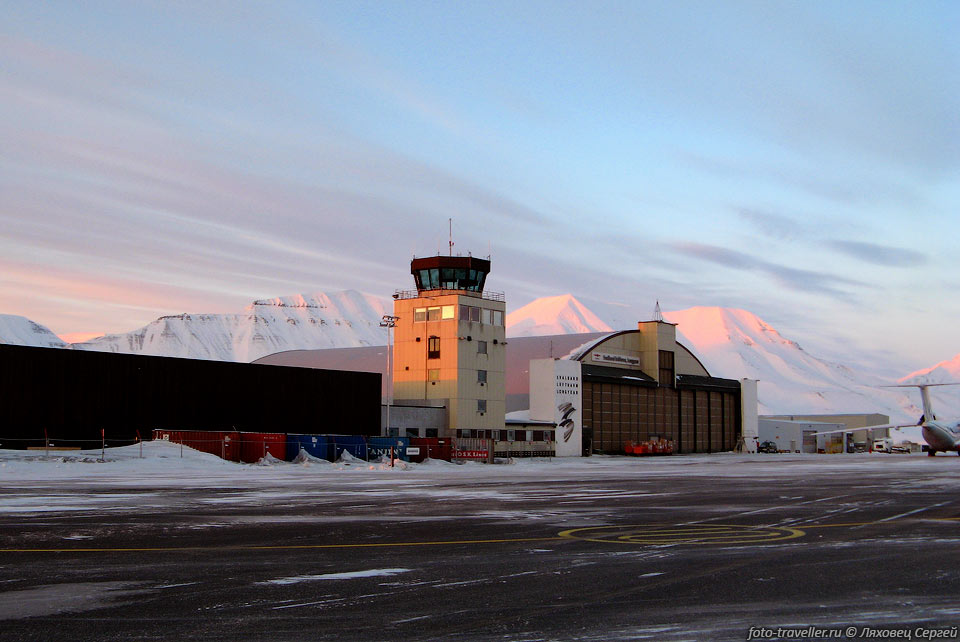Аэропорт норвежского города Лонгйир. 
Сюда с материковой Норвегии почти каждый день летает регулярный рейс, 
привозящий, в основном, туристов.