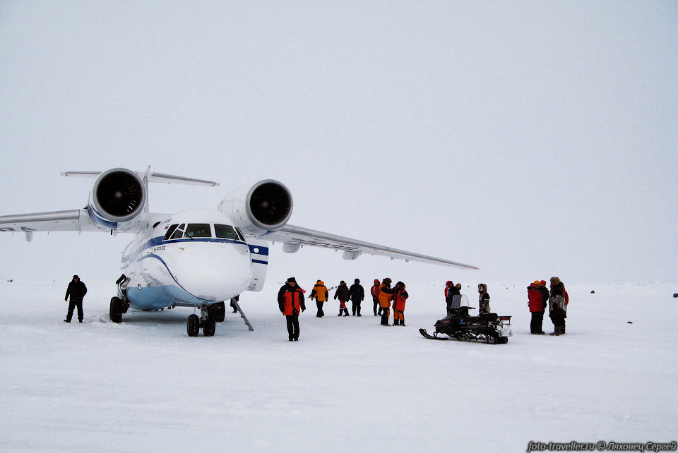 После посадки на ледовый аэродром дрейфующей станции "Барнео"

расположенной на 89,43 градусе северной широты, недалеко от полюса.