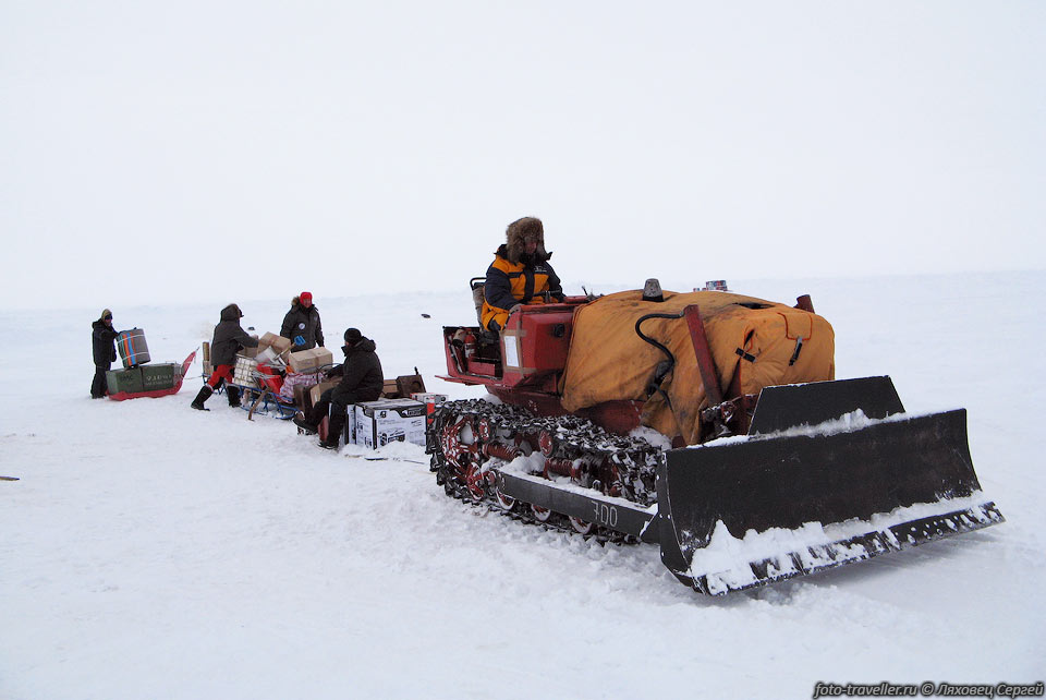 Транспортировка груза от полосы на будущее место лагеря
 производится снегоходами и трактором.