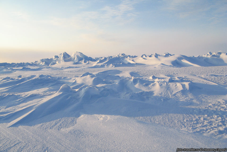 Северный полюс расположен в центральной части Северного Ледовитого 
океана. Ледовый панцирь покрывает все пространство вокруг Северного Полюса. Панцирь 
состоит из полей и льдин, разделенных свежими и замерзшими трещинами. Средняя температура 
зимой около -40 °С, летом поднимается до 0 °С.