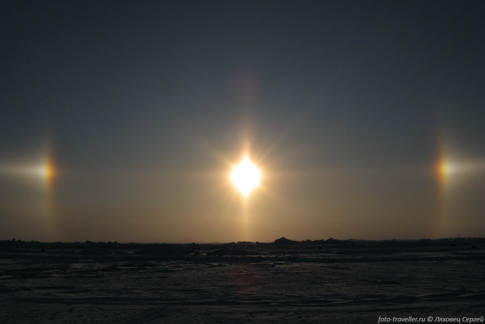 Гало (от греч. halos - световое кольцо вокруг Солнца или Луны) 
это группа оптических явлений в атмосфере. Гало возникают вследствие преломления 
и отражения света ледяными кристаллами, образующими перистые облака и туманы.