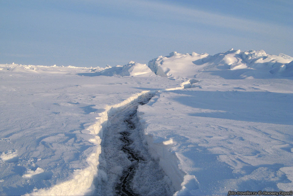 Земля переживает необычно теплую эпоху. 
Всего лишь 18000 лет назад большая часть Северного полушария была покрыта льдом.
В совокупности, в то время ледниковый лед покрывал почти 30% площади земного шара.