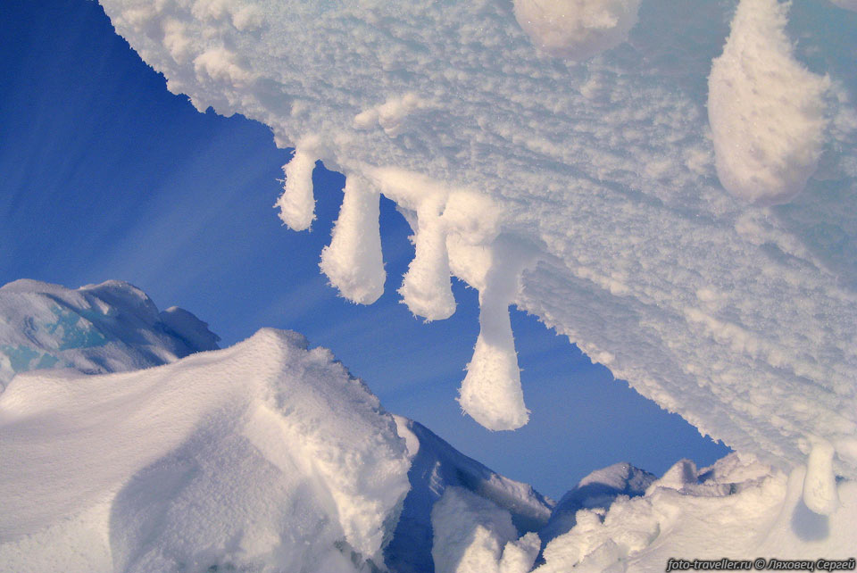Когда льды наползают друг на друга, они поднимаются над поверхностью 
на несколько метров.
Вода стекает с ледяных глыб и образует сосульки, на которые намерзает сдуваемый 
ветром снег.