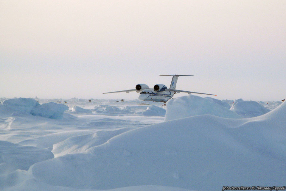 Ледовая полоса может принимать только ограниченное количество 
типов воздушных транспортных средств. Наиболее надежным, эффективным и безопасным 
в работе является АН-74, реактивный самолет, приспособленный для взлетов и посадок 
на ледовую полосу.