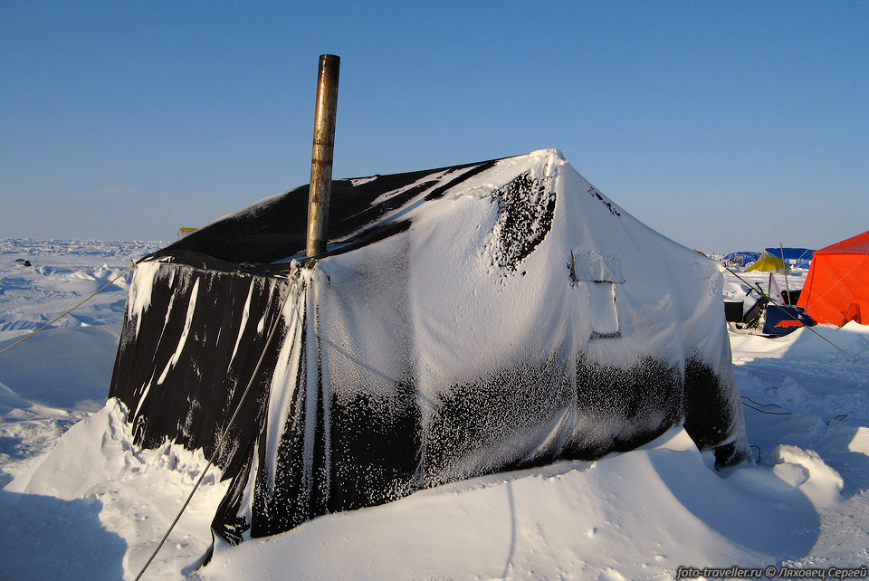После бури в гидрологической палатке все покрыто слоем снега.

Лунка каждую ночь подмерзает, приходится чистить. 