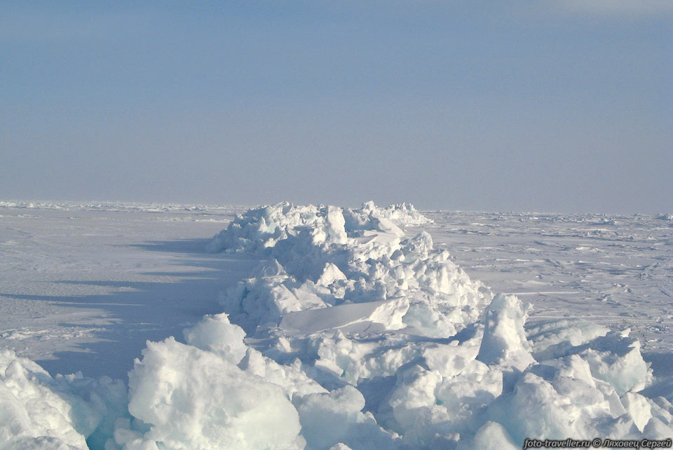 Гряда торосов - это сравнительно прямолинейное нагромождение битого 
льда, 
образовавшегося в результате сжатия. Подводная часть гряды называется ледяным килем.
