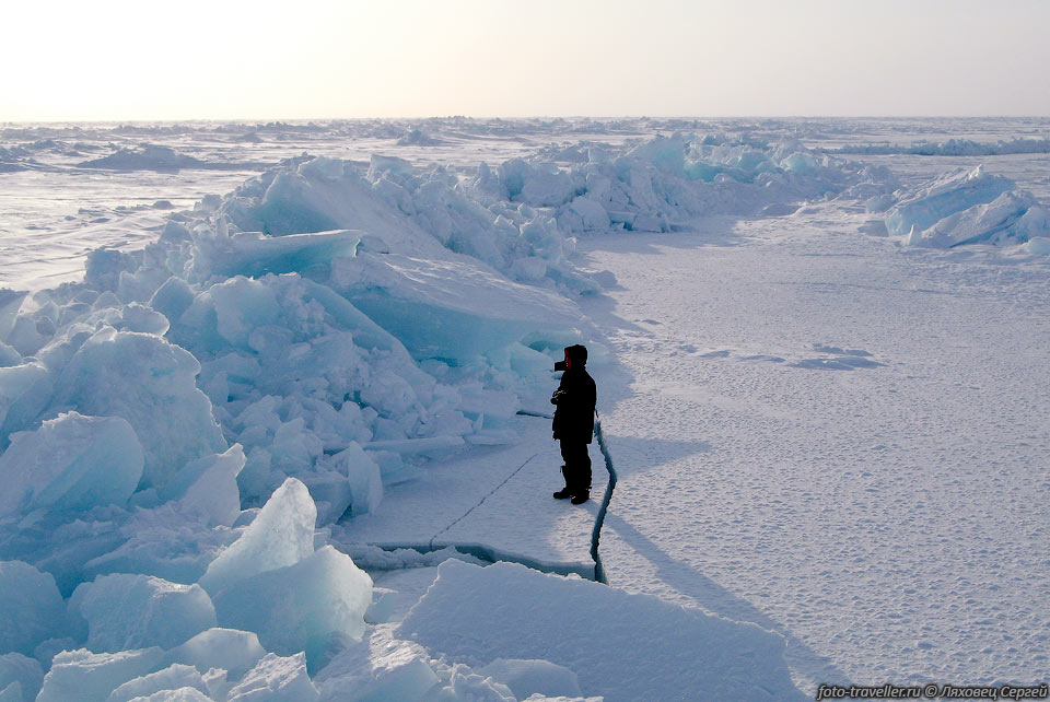 Где-то вдоль разлома ледового поля наползают друг на друга льдины, 
что сопровождается скрежетом и треском.
В некоторых местах открывается свободная вода, которая быстро заносится сдуваемым 
ветром снегом.