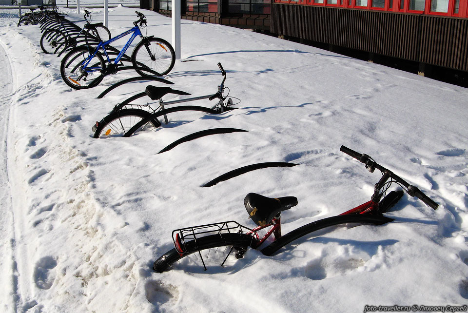 Велосипеды на зиму тут не убирают