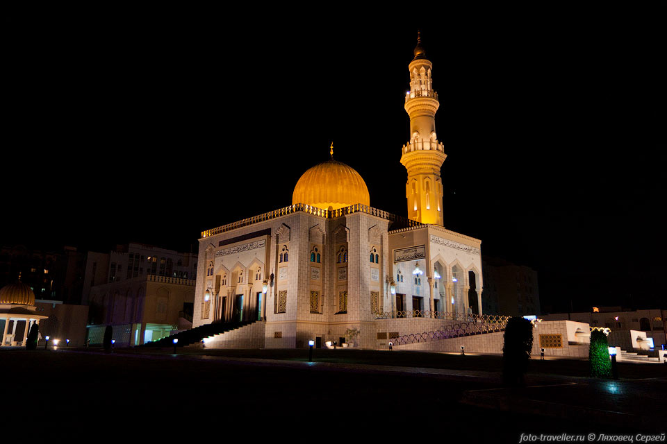 Мечеть Аль-Завави в Маскате (Al-Zawawi Mosque).
Маскат (Mascat, Muscat) - столица, крупнейший город и порт Султаната Оман.
Расположен на побережье Оманского залива Индийского океана. Население 735 тыс. чел.
Время основания Маската неизвестно, но он имеет древнюю историю.