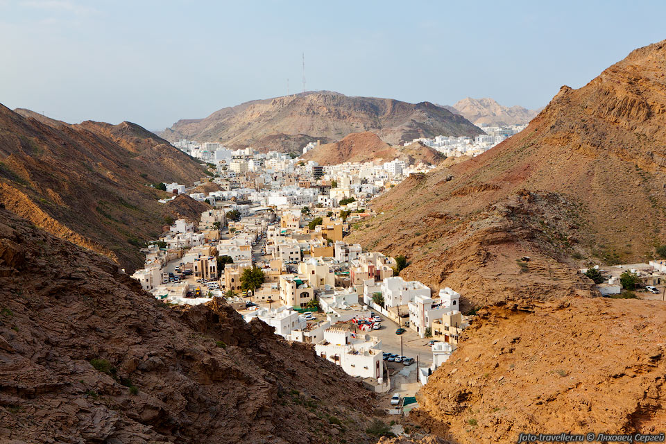 Маскат окружен горами Западный Хаджар (Western Al Hajar). В строениях 
Маската доминируют небольшие белые домики.
Название столицы переводится как "место падения", поскольку скалы здесь окружают 
город со всех сторон естественной стеной.