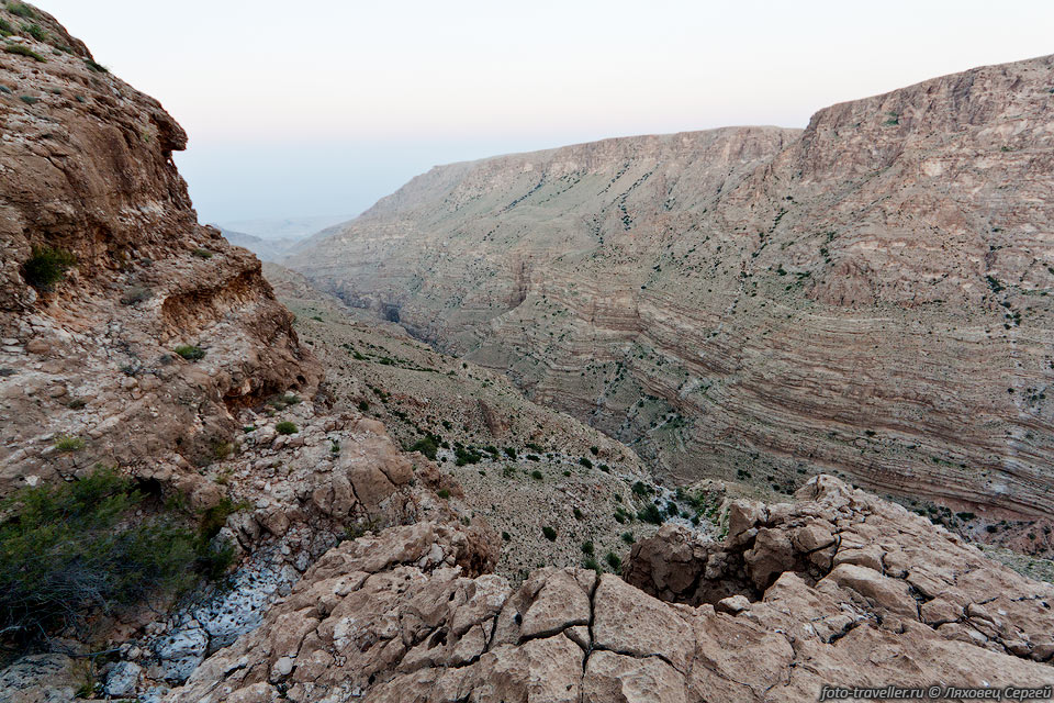 Непреодолимые обрывы.
Плато Сельма входит в Восточные горы Хаджар (Eastern Al Hajar Mountains).