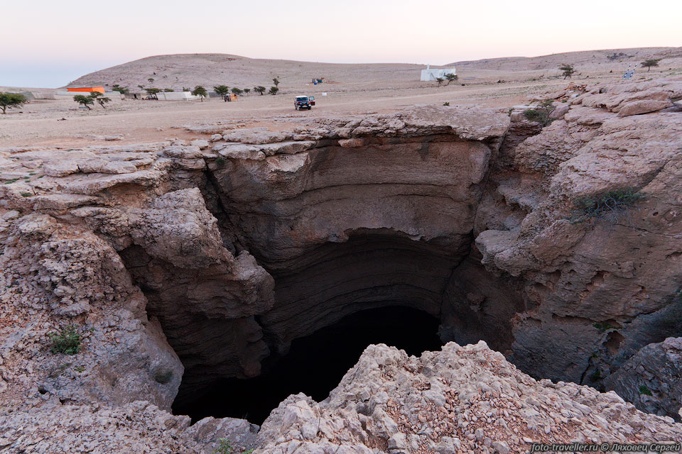 Вход Khoshilat Maqandeli (First Drop) в пещеру Меджлис 
аль-Джинн.