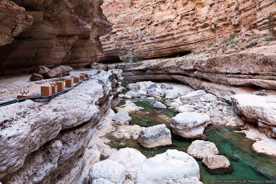 Вдоль одной из стен каньона проложена тропинка и есть остатки 
старого водопровода. 
Сейчас вода течет просто по большому шлангу.