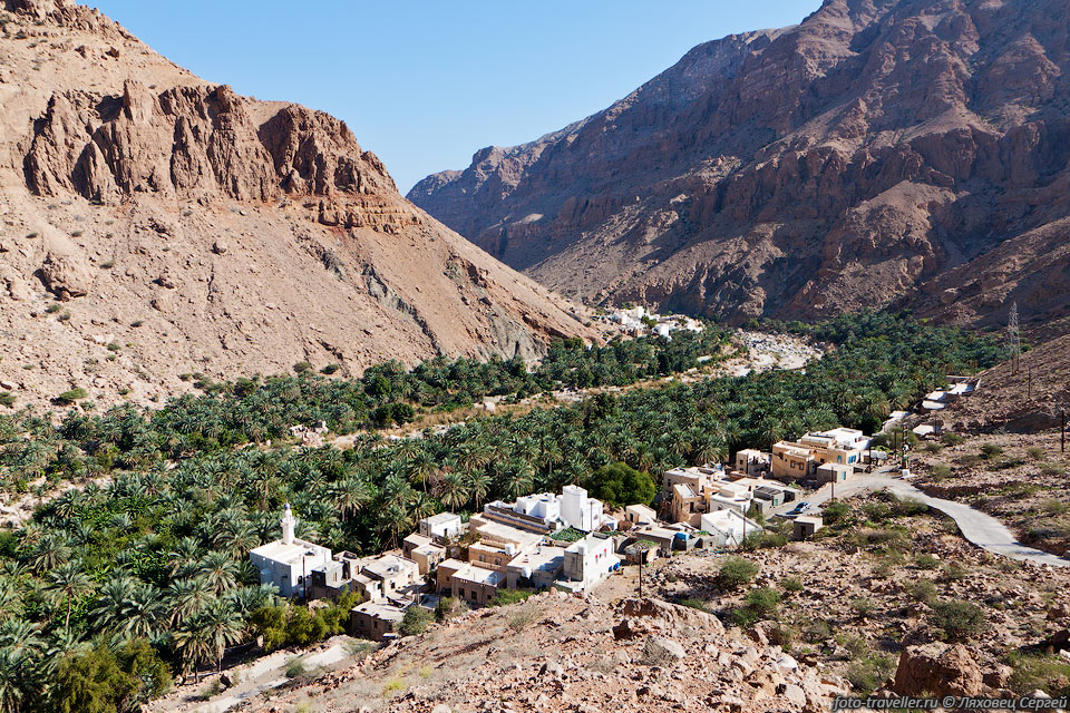 В двух километрах к востоку от Вади Шааб находится Вади Тиви (Wadi 
Tiwi).
Это вади более широкое, и в него до деревни Мибам ведет узкая, крутая дорога.
Дорога взбирается вверх, проходя через небольшие оазисы.