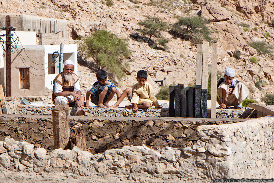 Деревня Мибам (Mibam) одна из самых 
традиционных деревень, которые мы посетили в Омане.
По ней интересно походить погулять.