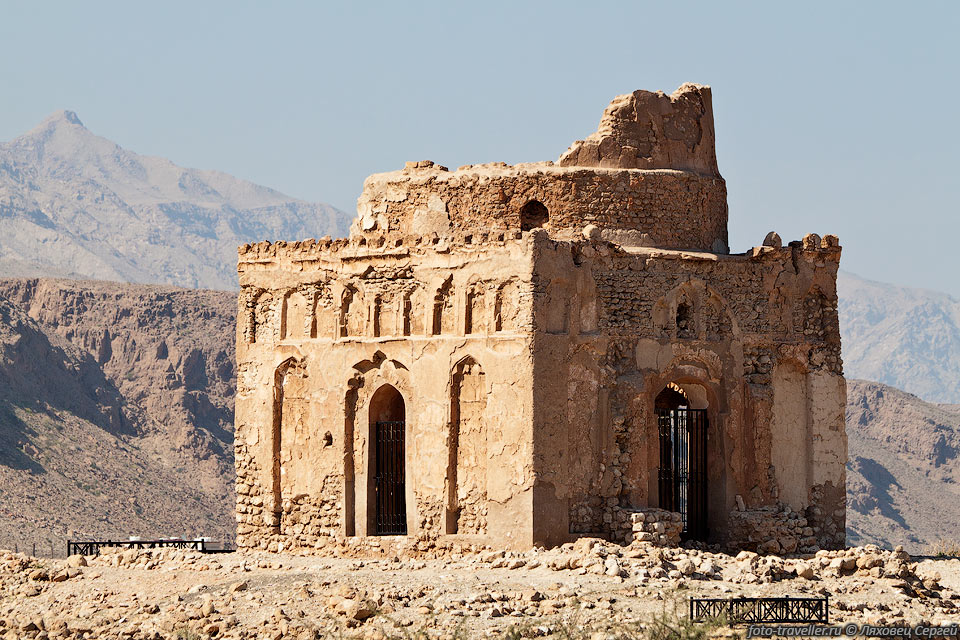 Гробница Биби Марьям (Bibi Maryam) - бывшей правительницы города 
Калхат (Qalhat, Galhat).